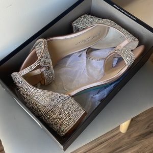 New Betsey Johnson champagne sandals size 9
